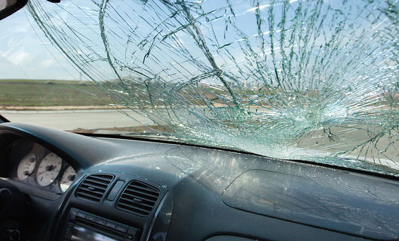 Авто трещина. Трещина на лобовом стекле. Камень в лобовое стекло. Машина с треснутым лобовым стеклом. Треснутое ветровое стекло на автомобиле.